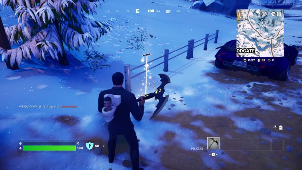 Isang mikropono na nakatayo malapit sa isang bakod na metal sa Fortnite.